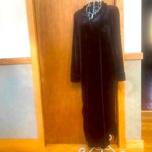 Ralph Lauren 1/2 zip front robe. Monogrammed pocket. EUC